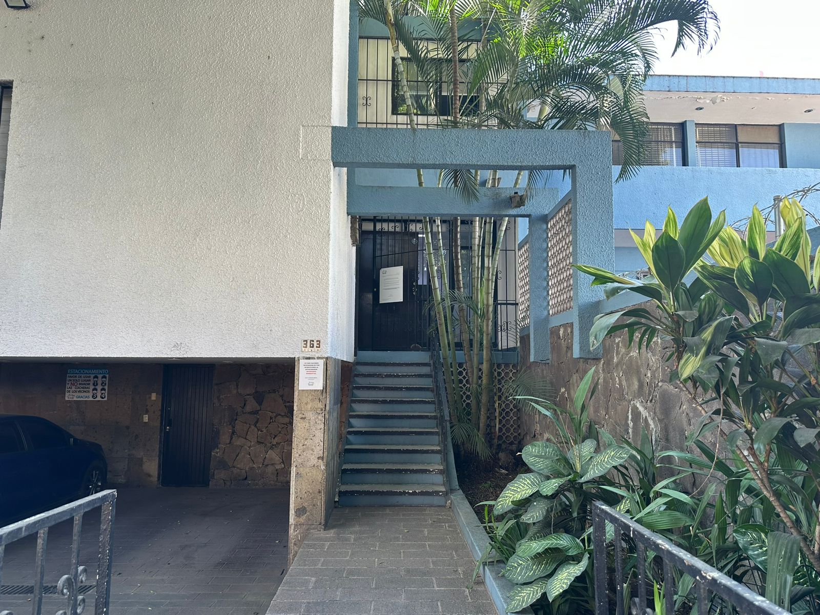 Entrada del consultorio Mentalmente Floreciendo - Isabel la Católica 363, Guadalajara